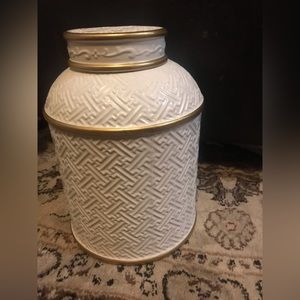 Vase with lid